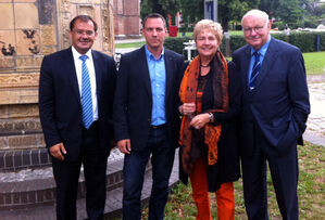 Jörg Vogelsänger, Lars Wendland, Elisabeth Alter und Walter Momper beim Sommerfest (Foto Team Wendland)