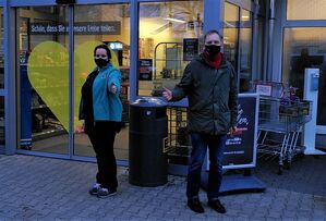 Mathias Papendieck und seine Kollegin Cindy Neumann sind zufrieden über die erreichte Einigung