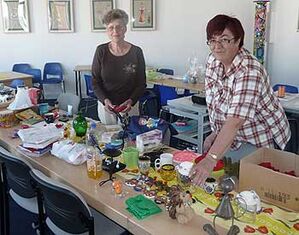 Für die große Tombola am 1.Mai haben Erika Heese und Monika Lutz vom SPD Ortsverein Fürstenwalde Päckchen gepackt